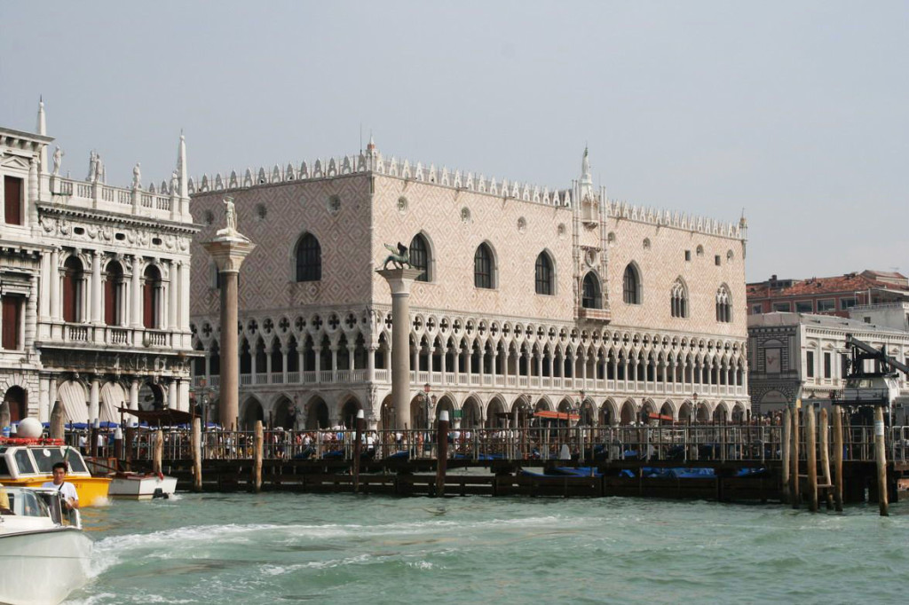 А вот оригинальный Дворец дожей в Венеции